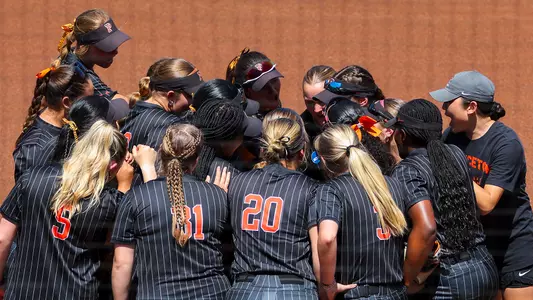 softball huddle