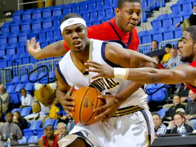 Men's Basketball Looks For Luck On Irish Night Image