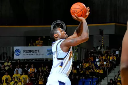 Langston's Tip-In Propels Men's Basketball Past BU, 82-81 Image