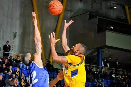 Men's Basketball Fends Off CCSU, 68-67 Image