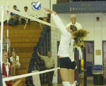 Women's Volleyball Falls to Sacred Heart, 3-0 Image