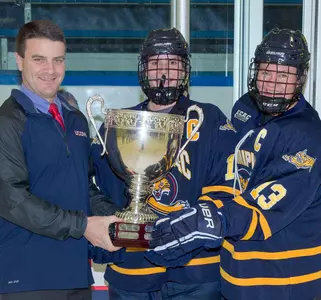 No. 4/4 QU Women's Ice Hockey Wins 2014 Nutmeg Classic Championship With 3-1 Win Over Clarkson Image