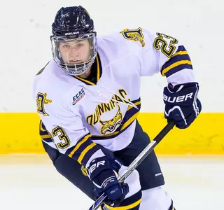 Raquel Pennoyer Records First Two Career Points in No. 5/5 QU Women's Ice Hockey's 4-3 Overtime Loss to No. 9/10 Cornell Image