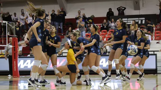 Volleyball Celebrates Win Against Rider in MAAC Tournament