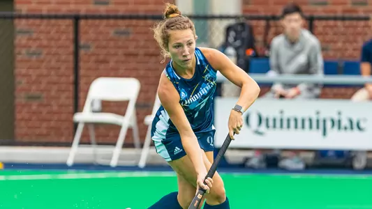 Isabella Sinibaldi Looks to Pass vs. Sacred Heart