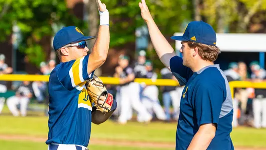 Robert Lewis High Fives Brian Moskey vs. Manhattan