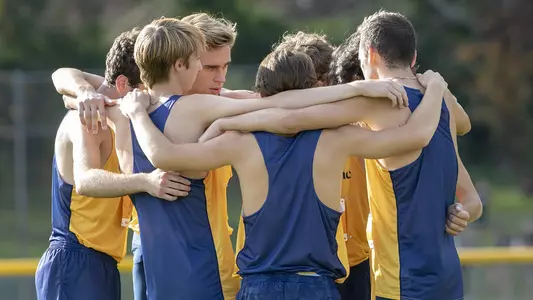 Men's cross country huddles before racing