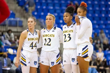 Makenzie Helms, Rose Caverly, Sajada Bonner and Cur'Tiera Haywood gather during free throw