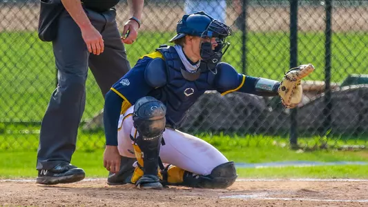 Danny Melnick Catching vs. Siena
