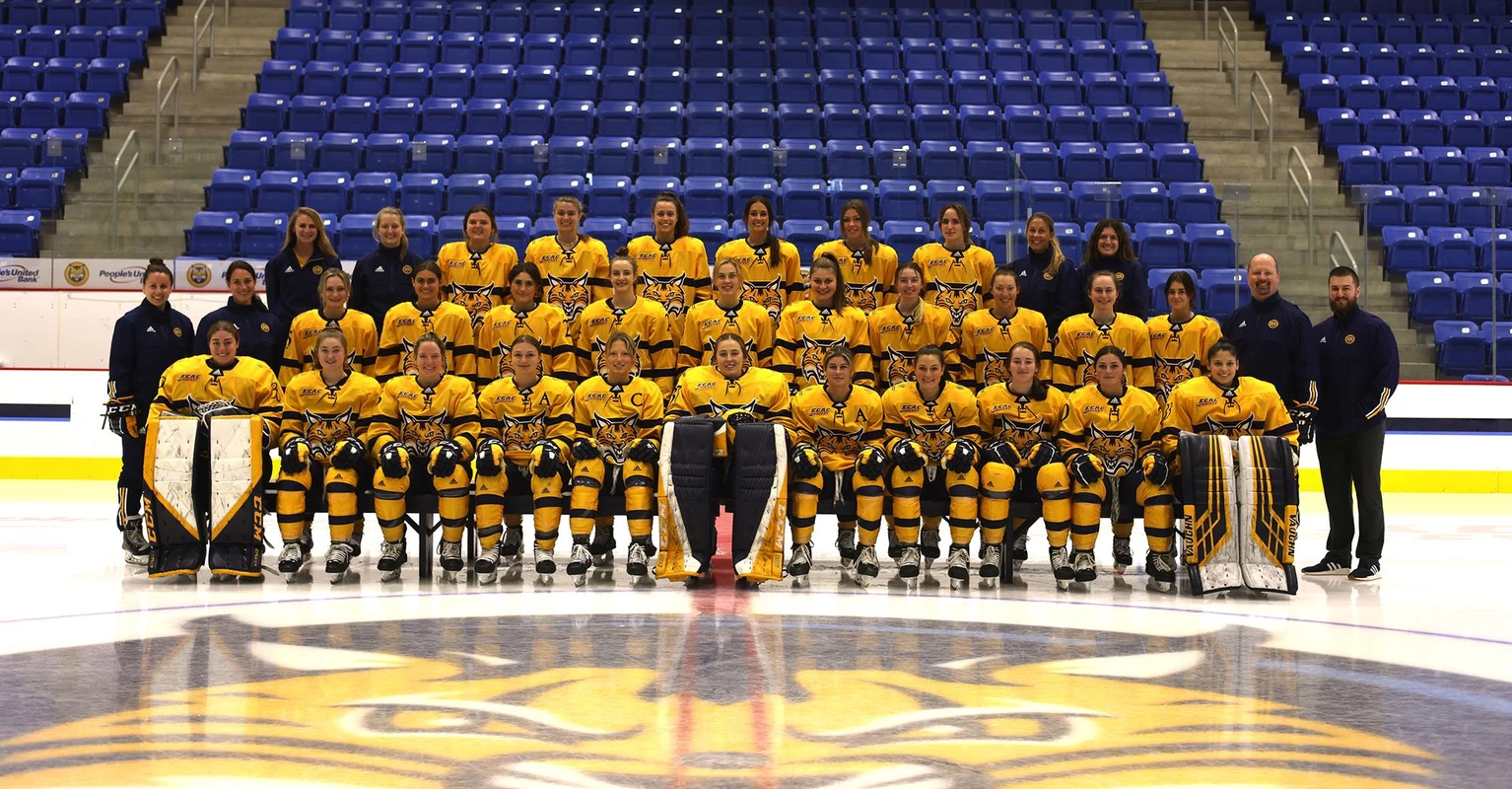 Women's ice hockey team photo 2021-22