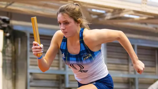 Rylie Smith runs in the 4x400m relay