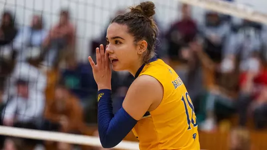 Damla Gunes preps her teammates for the incoming serve