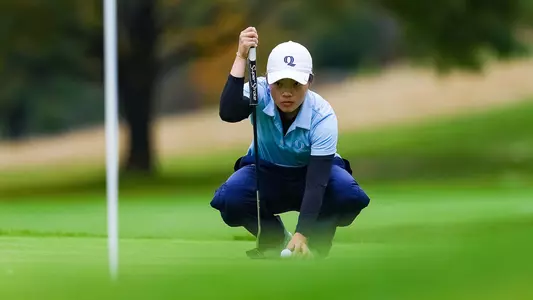 Leeyen Peralta lines up the putt