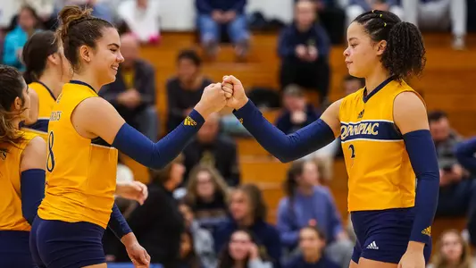 Damla Gunes and Alexandra Tennon dap it up prematch