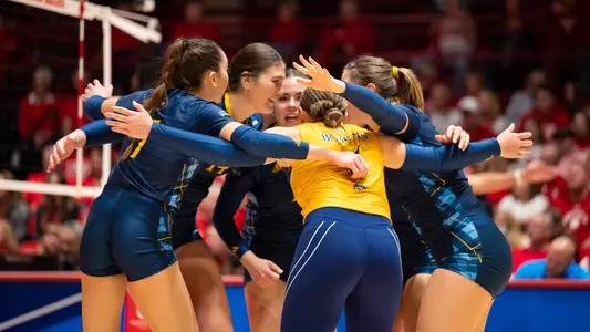 WVB huddles vs Wisconsin