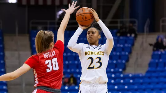 Sajada Bonner takes a jumper