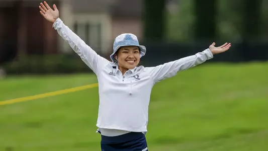 Leeyen Peralta celebrates on the course