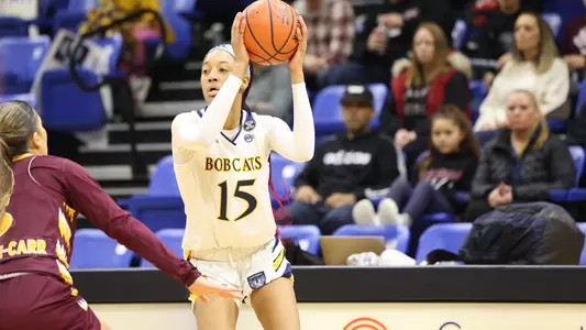 Cur'Tiera Haywood surveys the floor v Iona