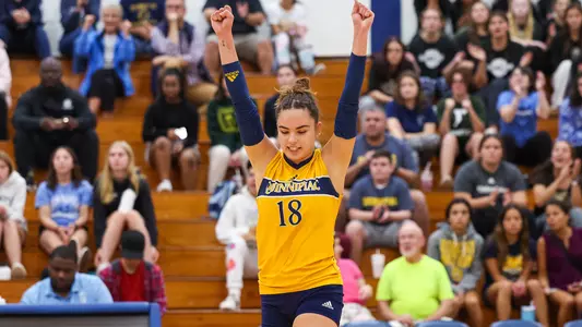 Damla Gunes raises arms after a set win