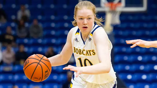 Maria Kealy drives to the basket