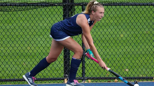 Stella Tegtmeier sends in a corner