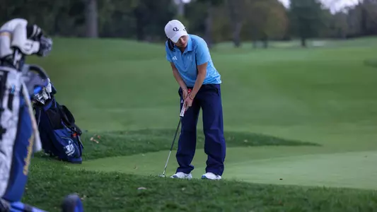 Leeyen Lines Up Putt