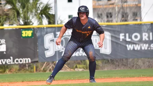 Sebeastian Mueller leads off second base
