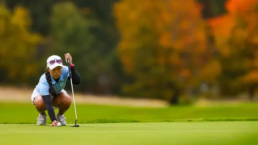 Kaylee Sakoda lining up putt