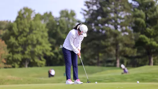 Yoshida Lines Up Putt