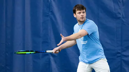 Yasha Laskin hitting a forehand