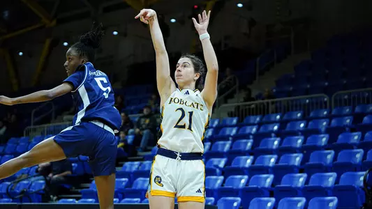 Jackie Grisdale Shoots A Three-Pointer vs Saint Peter's (Jan. 2, 2025)