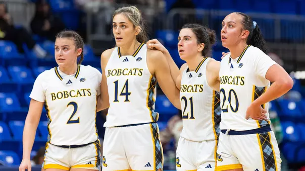 Ella Ryan, Emma Lizotte, Jackie Grisdale, and Sydney Ryan Huddle During Free Throw (VS. Maine, Dec. 14, 2025 in Hamden, Conn.)