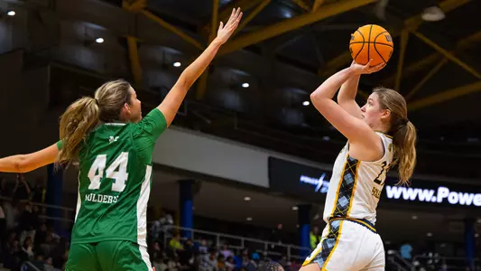 Foley Hits Jumper in Win over Manhattan (Dec. 19, 2025 in Hamden, Conn.)