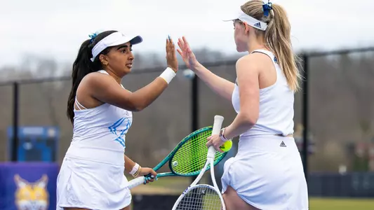 Anagha Shankar and Vera Sekerina high five after a point in a match in Hamden (March 29, 2025)