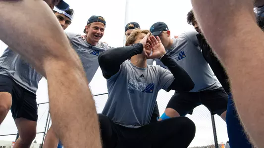 Quinnipiac Men's Tennis pre-match huddle in Hamden (March 28, 2025)