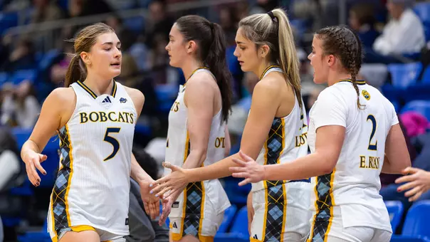Paige Girardi High Fives Teammates Against Iona (Jan. 1, 2026)