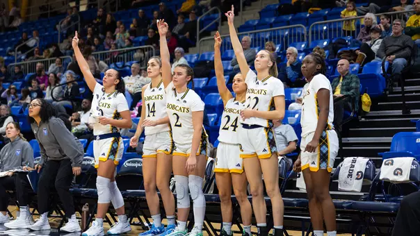 Women's Basketball Celebrates Made Three Against Iona (Jan. 1, 2026 in Hamden, Conn.)