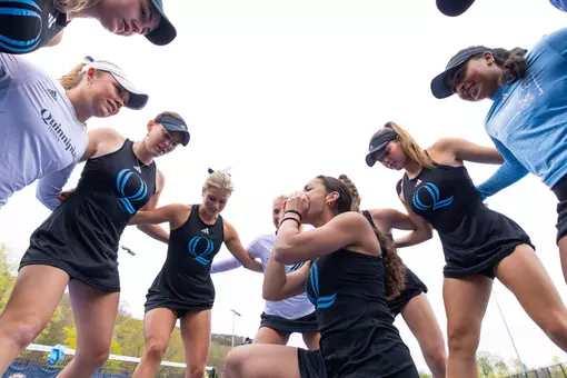 Women's Tennis Group Huddle Before Niagara (April 18, 2026 in Hamden, Conn.)