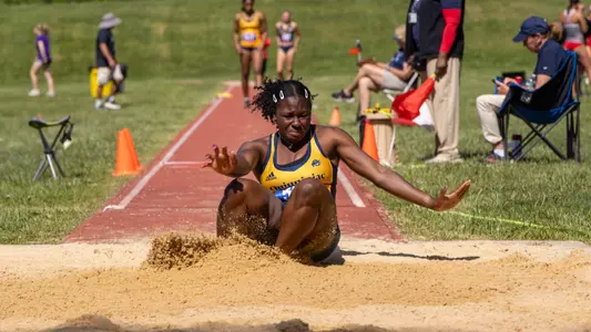 Olaitan Olagundoye Jumps into the pit at the 2025 MAAC Championships