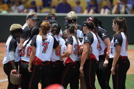 Softball Huddle 2018 NCAA Regional
