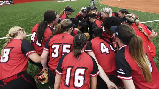 Softball Huddle vs. Baylor March 2019