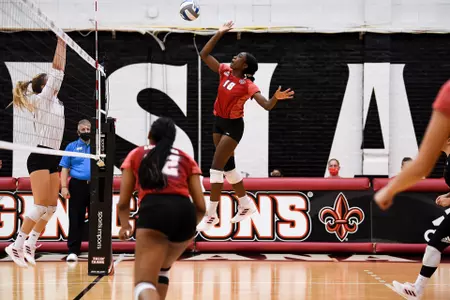 Chinelo Ogogor Swing vs Arkansas State 10.8.21