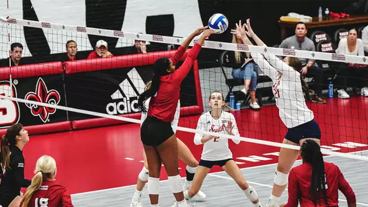 VB Shyia Richardson at the net vs. South Alabama 10.13.23