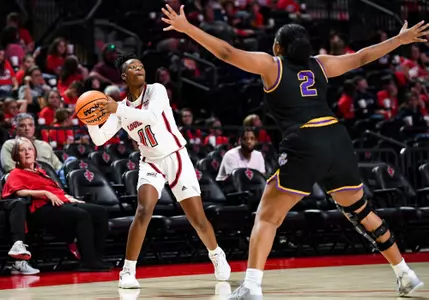 WBB Imani Rothschild 2022-23 Action