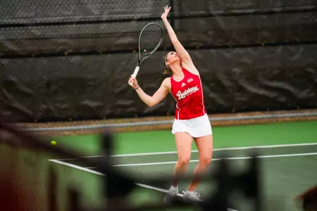 Carla Urchoeguia serving