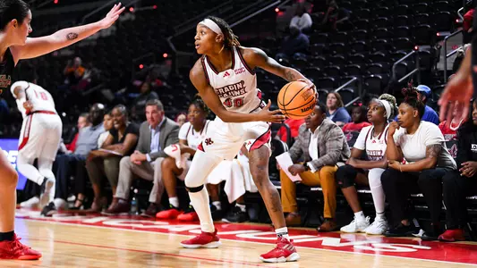 WBB Ashlyn Jones Surveys Floor vs. Loyola 11.08.24