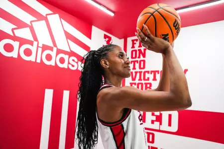 WBB Kamryn Jones Signs Photo