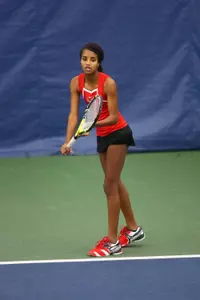 Freshman Amber Washington notched a three-set victory in a 4-3 loss to Syracuse.