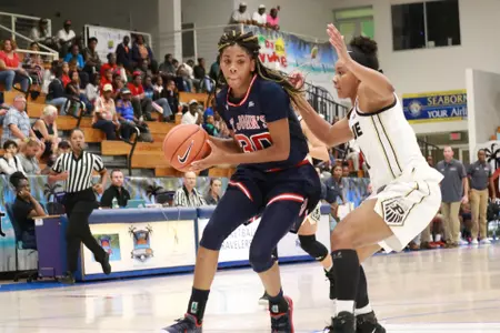 Kadaja Bailey Look to Pass