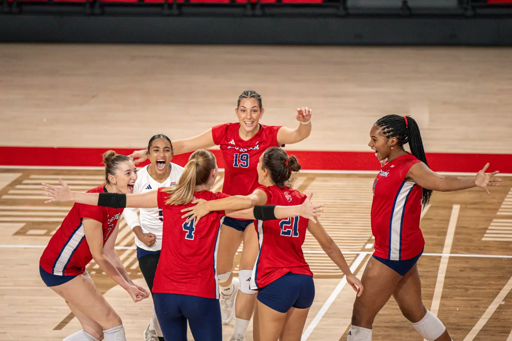 The St. John’s volleyball continued action in the 12th Annual Jack Kaiser Volleyball Classic with a sweep Bryant in Carnesecca Arena on Friday night. With the win St. John’s extends its win streak to six straight, the longest since it rattled off six consecutive victories during the 2024 season.